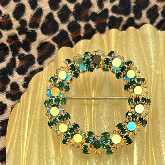 VINTAGE 1960s WEISS Goldtone Metallic AB & Emerald Green Rhinestone Circle Pin - Picture 1 of 2